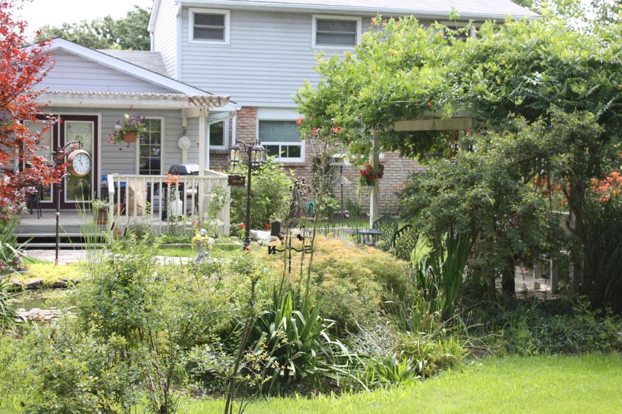 Carrousel Bed & Breakfast Cayuga ภายนอก รูปภาพ