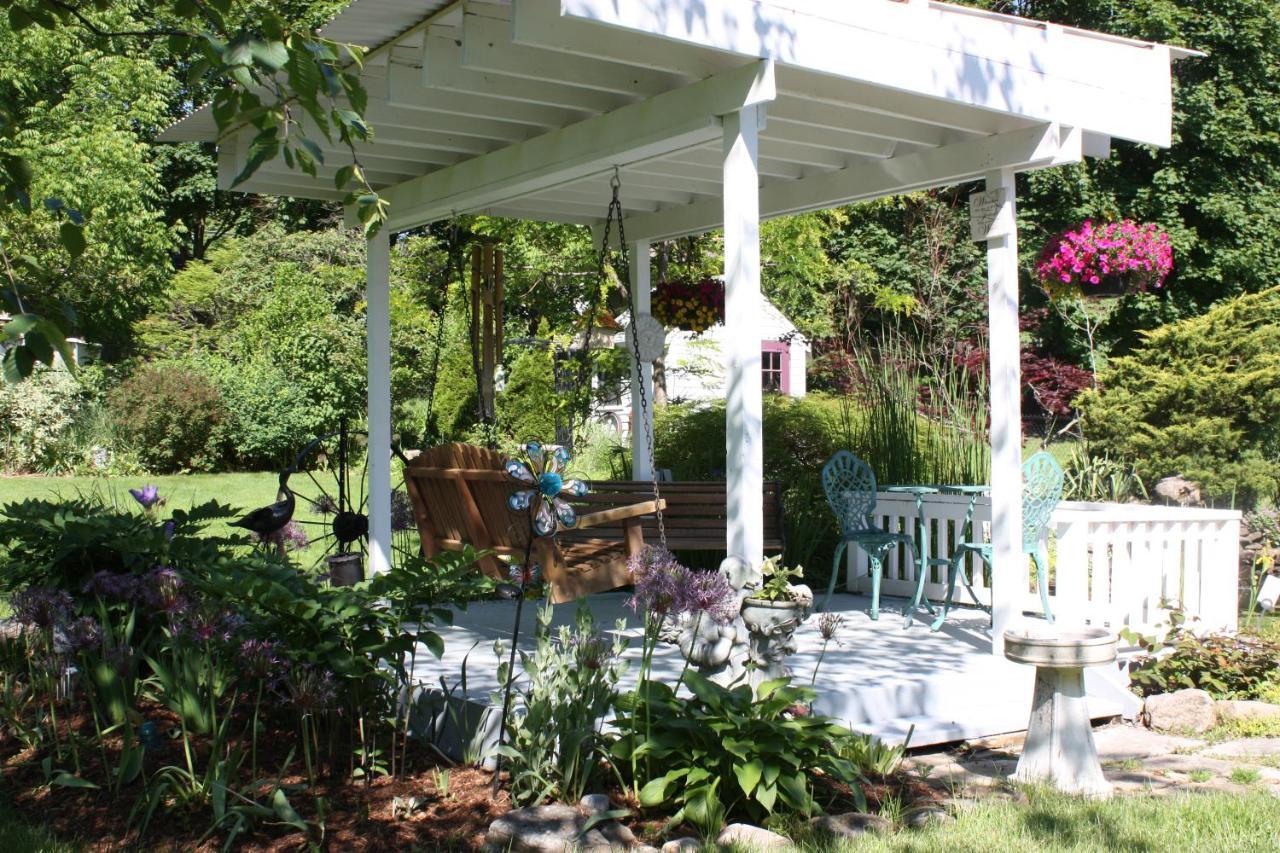 Carrousel Bed & Breakfast Cayuga ภายนอก รูปภาพ