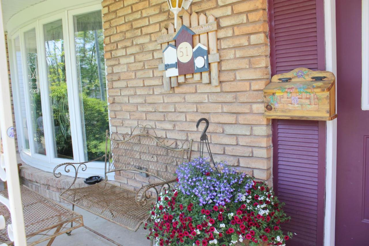Carrousel Bed & Breakfast Cayuga ภายนอก รูปภาพ