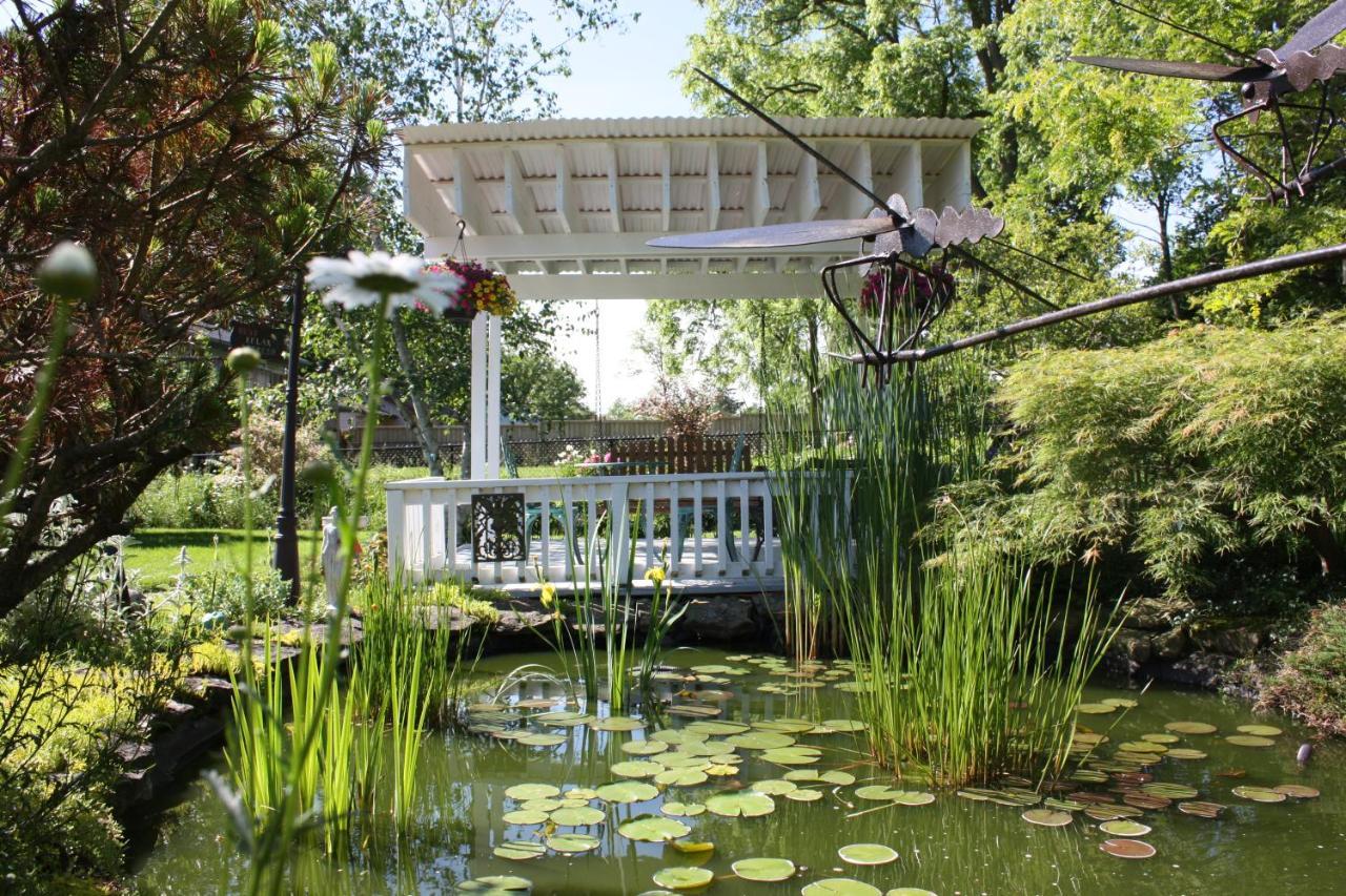 Carrousel Bed & Breakfast Cayuga ภายนอก รูปภาพ