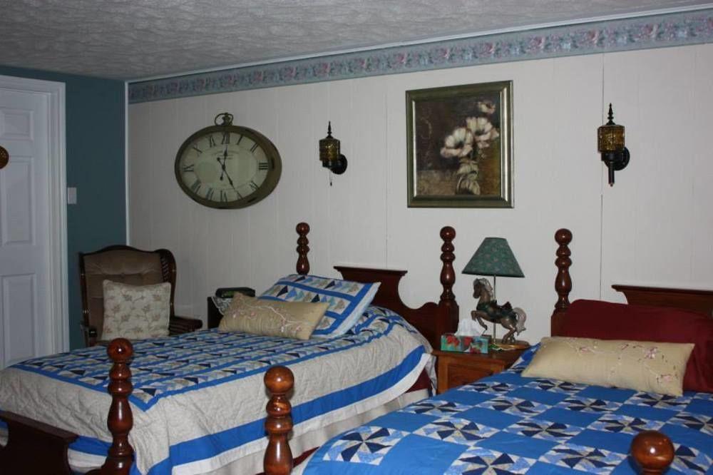Carrousel Bed & Breakfast Cayuga ภายนอก รูปภาพ