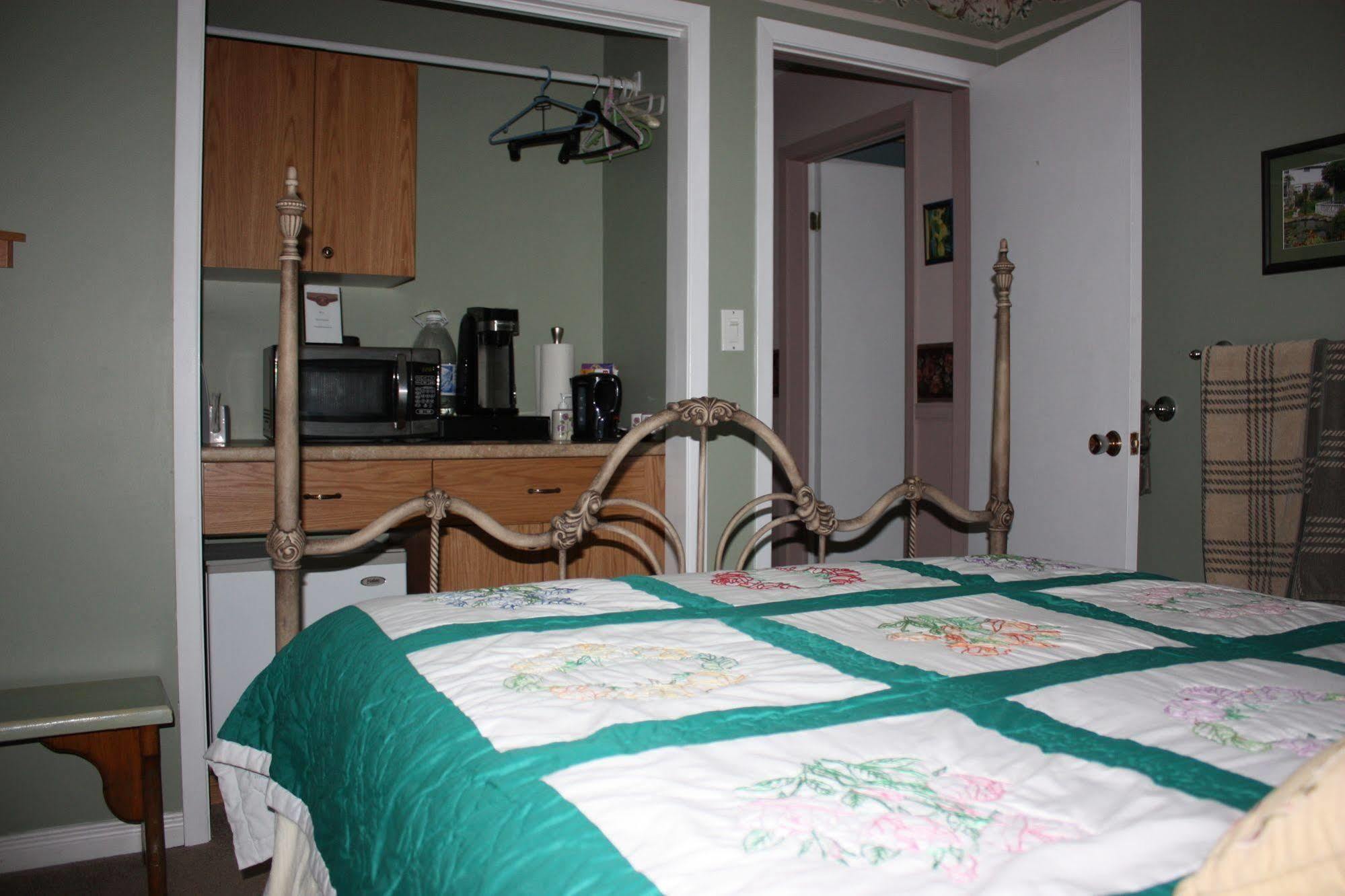 Carrousel Bed & Breakfast Cayuga ภายนอก รูปภาพ
