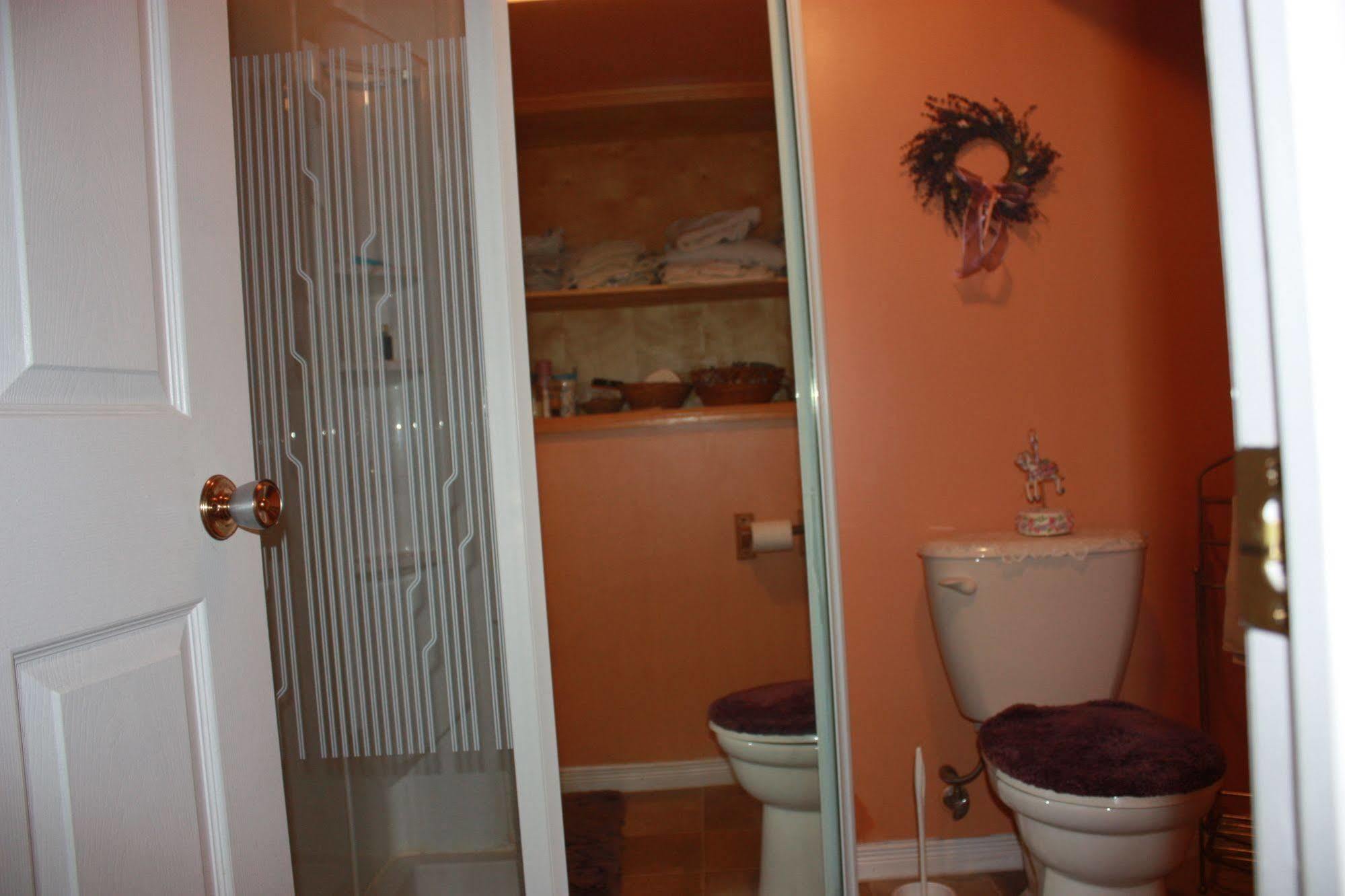 Carrousel Bed & Breakfast Cayuga ภายนอก รูปภาพ