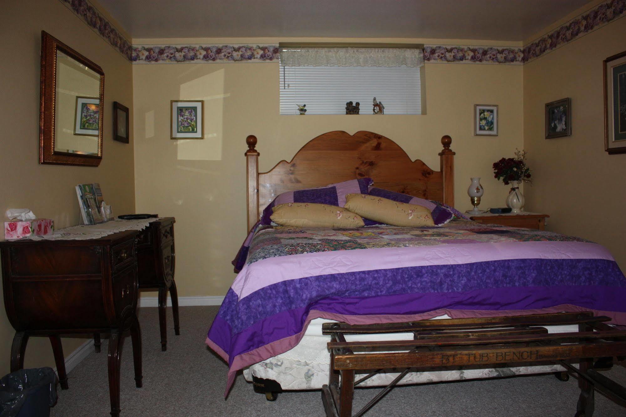 Carrousel Bed & Breakfast Cayuga ภายนอก รูปภาพ