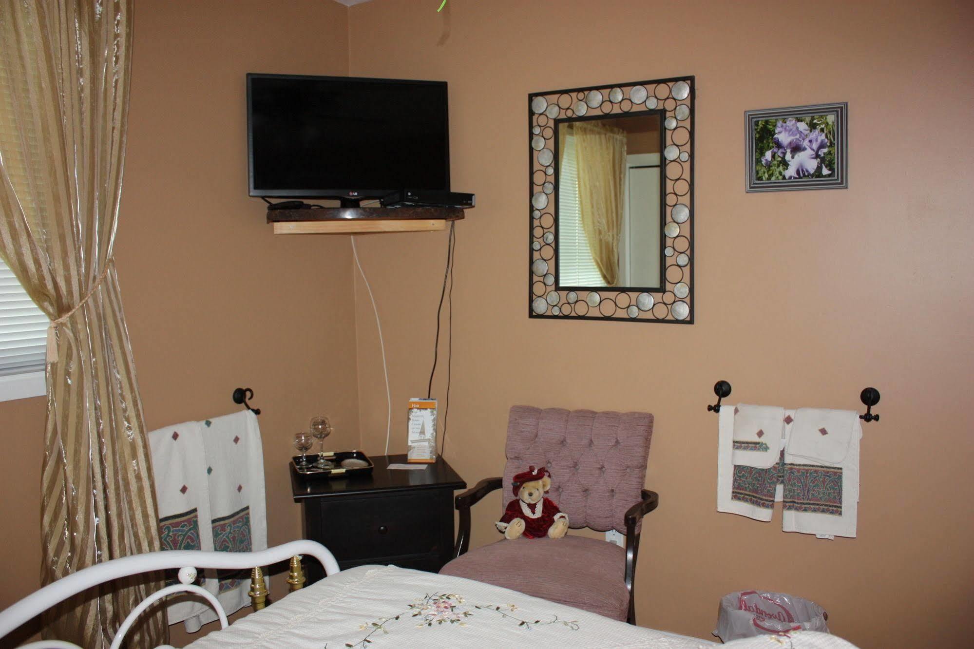 Carrousel Bed & Breakfast Cayuga ภายนอก รูปภาพ