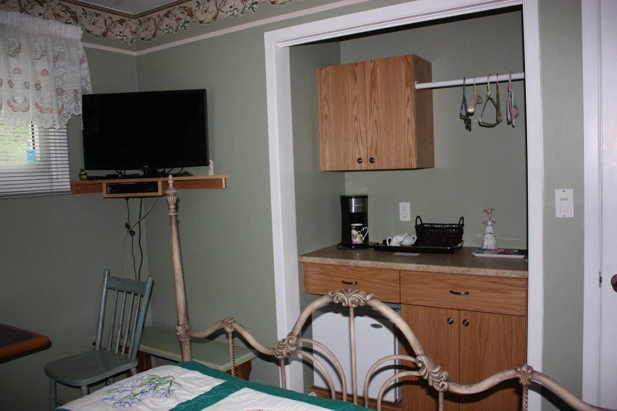 Carrousel Bed & Breakfast Cayuga ภายนอก รูปภาพ